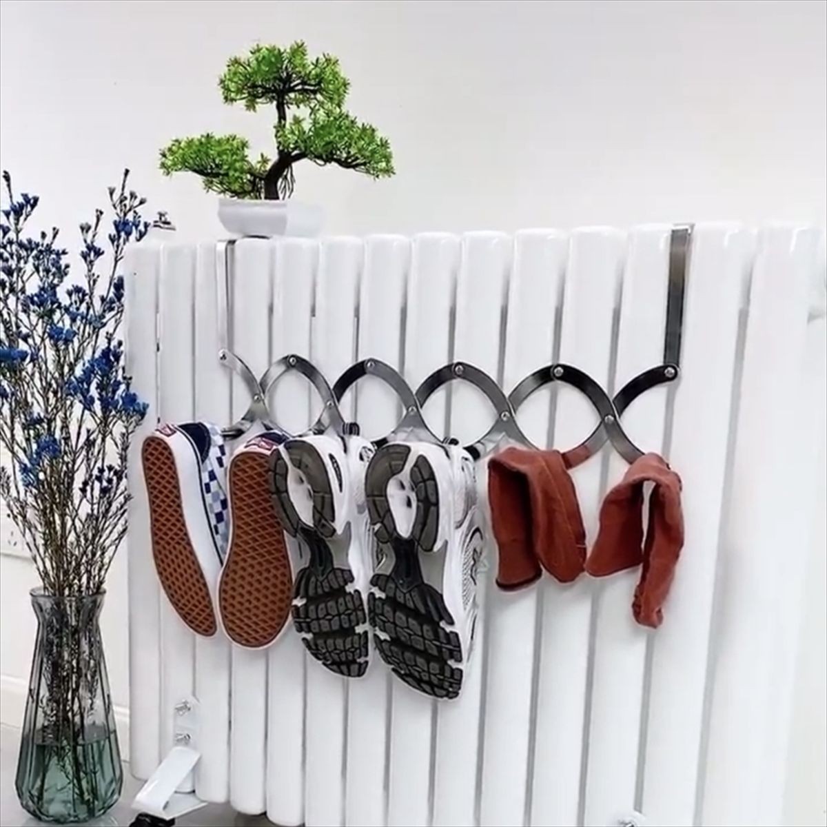 Раздвижная металлическая вешалка с крючками для радиатора и двери — фото 7