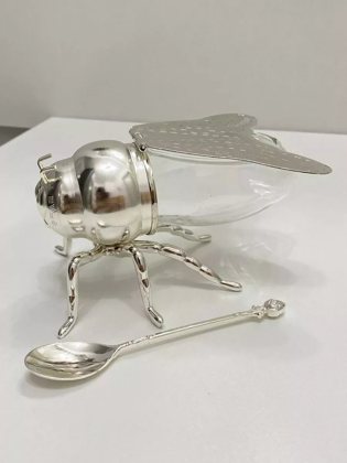 Стеклянная баночка для мёда в виде пчёлки с ложкой, серебристая